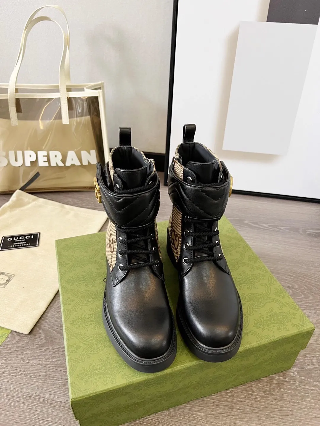 👟👟Ex-factory price 560👟👟 Autumn and winter GUCCI double G ankle boots original model opening✅ Full oil edges and metal chain details, a pull strap at the back for easy putting on and taking off, elastic design on both sides, full of high-end sense [strong] Fabric: cowhide🐂 Inner/foot pads: high-end cowhide🐂 Little Bee GUCCI TPU outsole Heel height 4cm Color: black Code number: 35-41 (41 needs to be customized) Packaging: Comes with card and cloth bag.